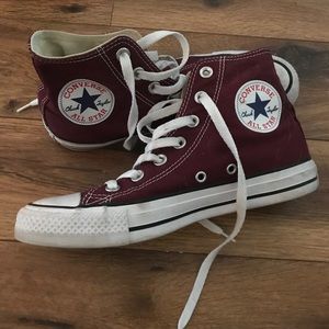 Hi top Converse women’s size 7 men’s size 5